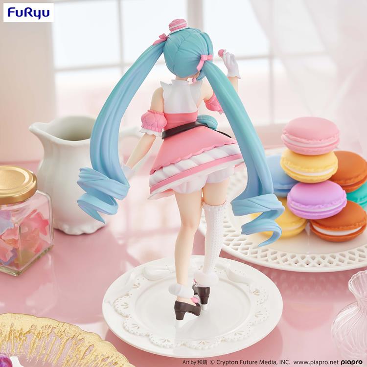 FURYU Vocaloid SweetSweets Series Hatsune Miku (Macaroon) Figure