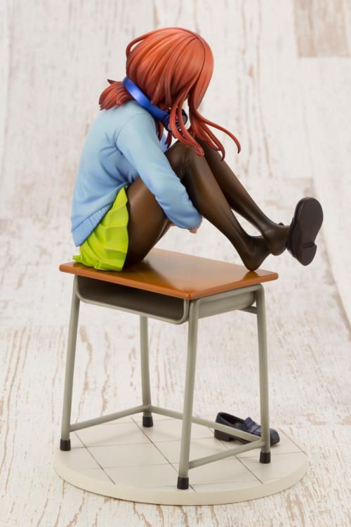 Kotobukiya The Quintessential Quintuplets Miku Nakano 1/8 Scale Figure